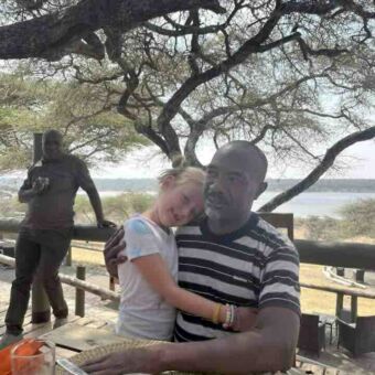 meisje op schoot bij een man zittend aan een tafel