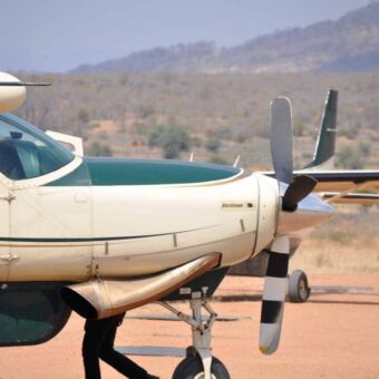 Voorkant van een vliegtuigjes met propeller op de airstrip van Ruaha