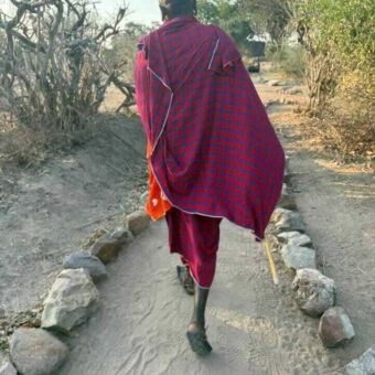 Masai man die voor je loopt naar je accommodatie