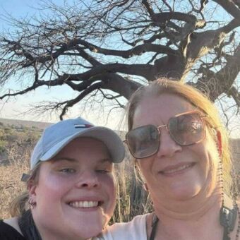Selfie van een moeder met dochter met daarachter een baobab in Ruaha