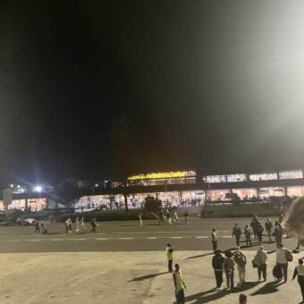 mensen zijn net geland en uitgestapt en lopen naar de terminal van Kilimanjaro airport