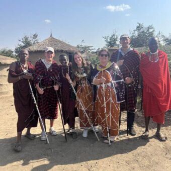 Masai mannen en gasten van droomreis Tanzania en traditionele klederdracht