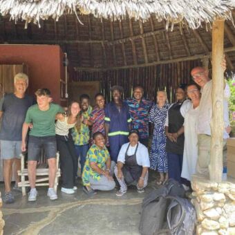 groepsfoto van de eigenaren, medewerkers en gasten van de Pangani cliff lodge