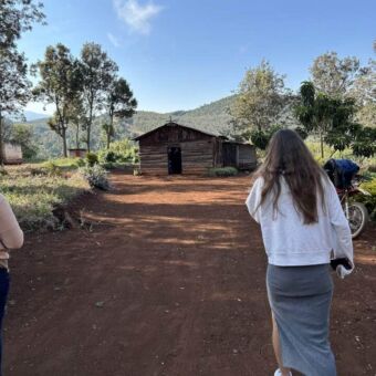 Jonge vrouw die van je af loopt naar een huisje