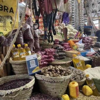 Marktkraam met allerlei peulvruchten, groentes en bonen