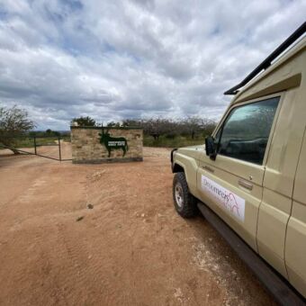 Zijkant van de safari auto bij de ingang van Mkomazi national park Tanzania