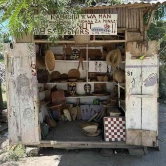 Souvenir winkel met allemaal hout snijwerk in Pangani