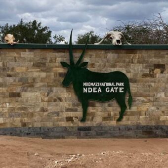 Toegangs bord met daarop Mkomazi National Park Ngea Gate