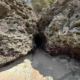 rotsen aan de kust van Pangani die allerlei vormen hebben door de stroming