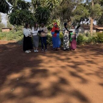 Vrouwen die samen zingen uit een liedboek