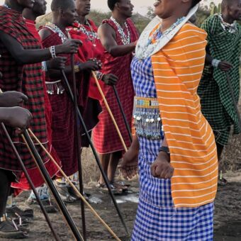 Dansende Masai mannen en vrouw