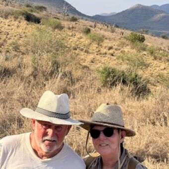 selfie van een man en vrouw op safari